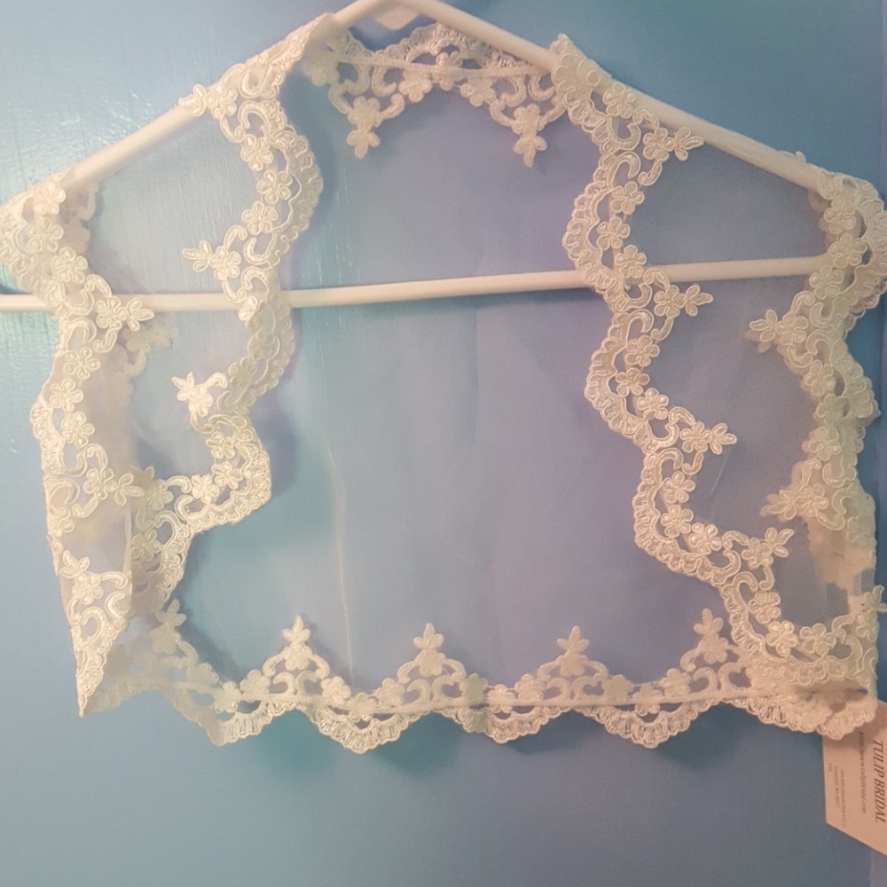 Lace bridal shawl/coverlet NWOT
Tag removed and discarded- item never worn